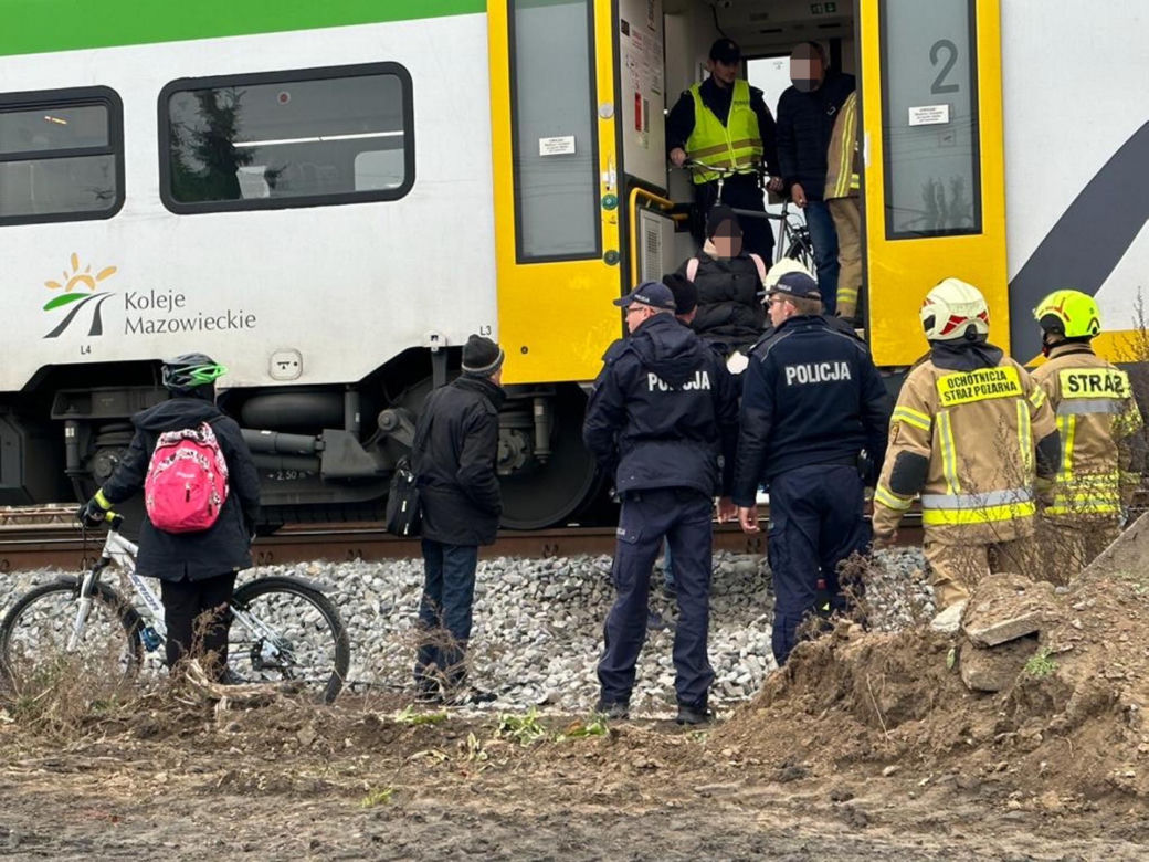 Ożarów Mazowiecki. Młody mężczyzna zginął pod kołami pociągu. Policja wyjaśnia okoliczności wypadku