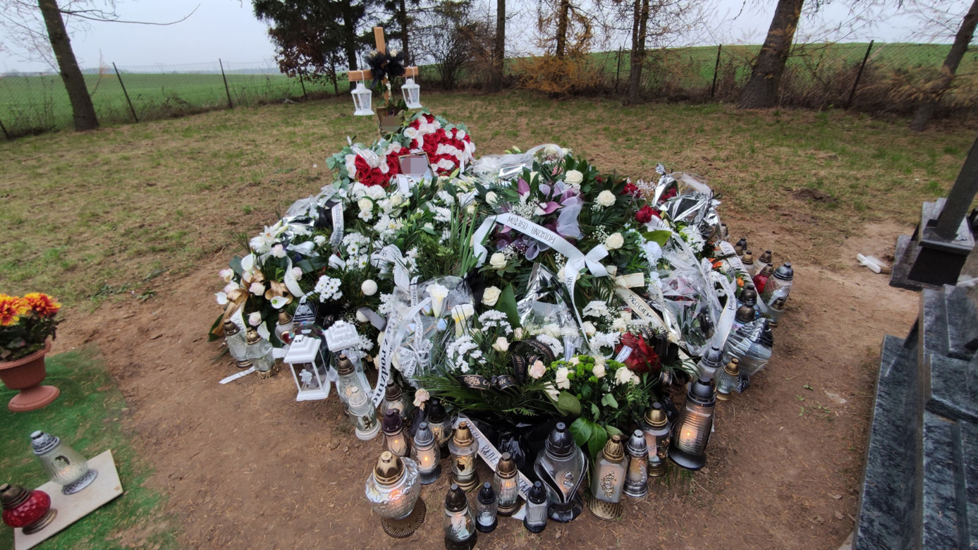 Grób Damiana utonął w kwiatach. Jego ukochana tonie we łzach