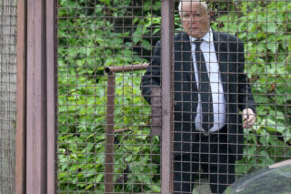 Jarosław Kaczyński pojechał do kościoła. Elegancki prezes PiS [ZDJĘCIA]