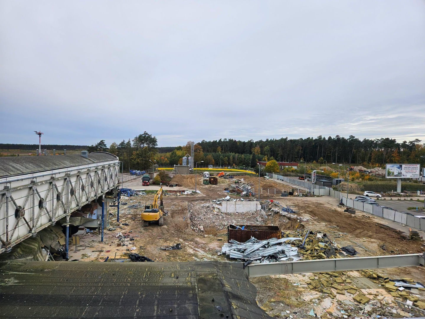 Stary terminal lotniskowy wyburzono