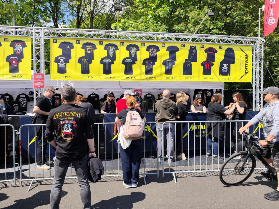 Długie kolejki i tłum fanów przed koncertem Metaliki