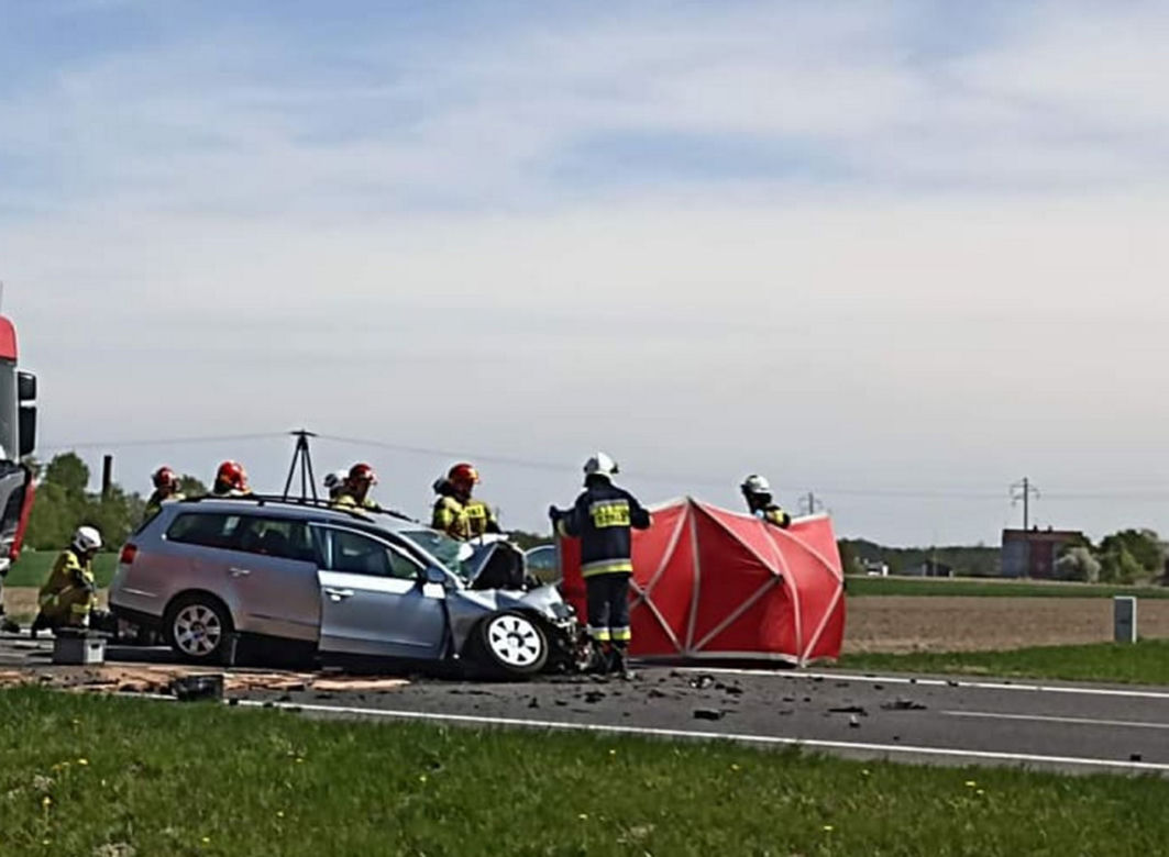 Volkswagen huknął w cysternę! 64-latek nie żyje. Fatalny wypadek na obwodnicy Kalisza [ZDJĘCIA]
