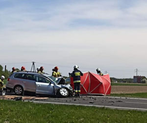 Volkswagen huknął w cysternę! 64-latek nie żyje. Fatalny wypadek na obwodnicy Kalisza [ZDJĘCIA]
