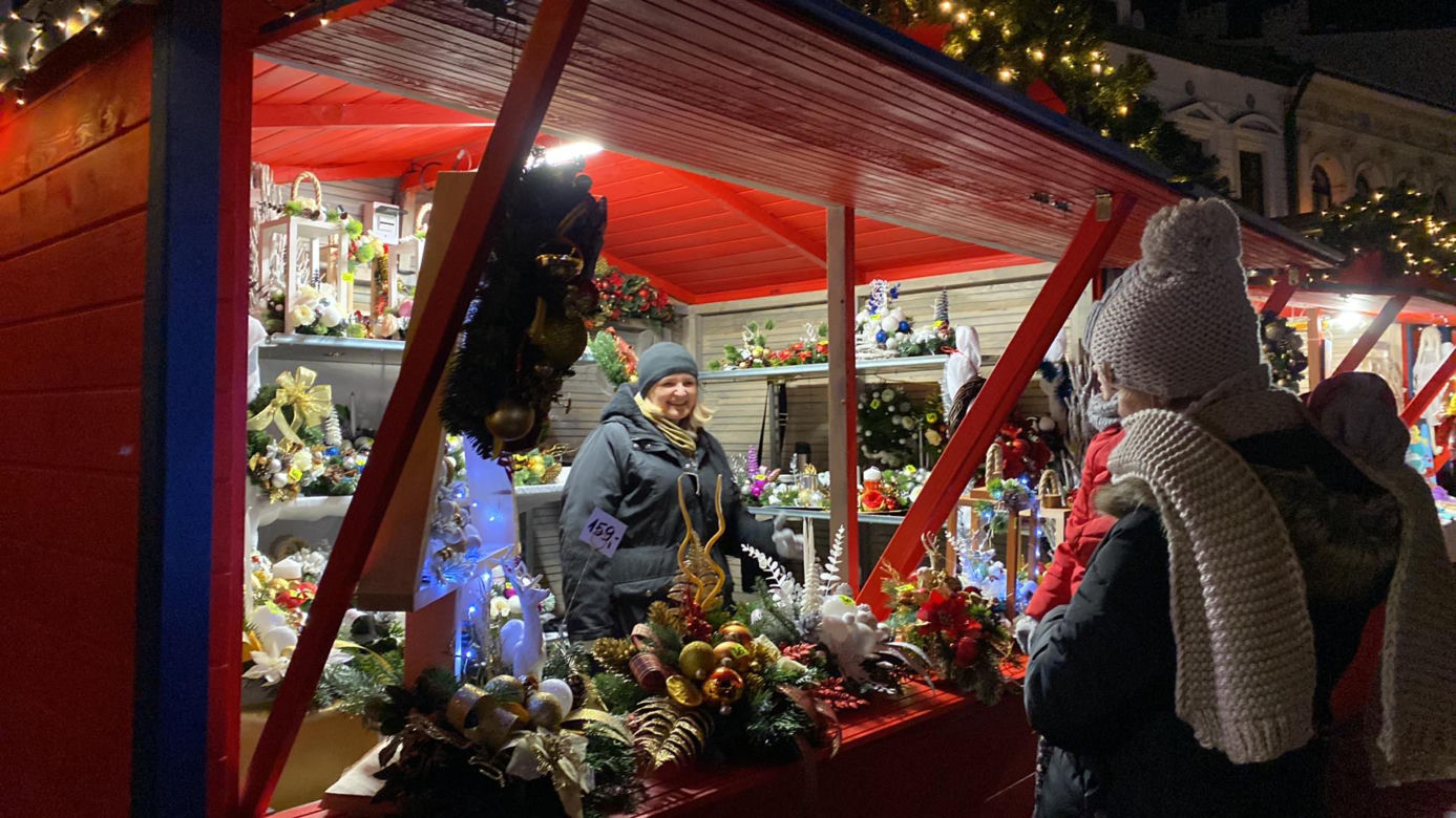 RZESZÓW. Świąteczne Miasteczko na Rynku rozbłysło milionem światełek. Czuć magię świąt! [ZDJĘCIA]