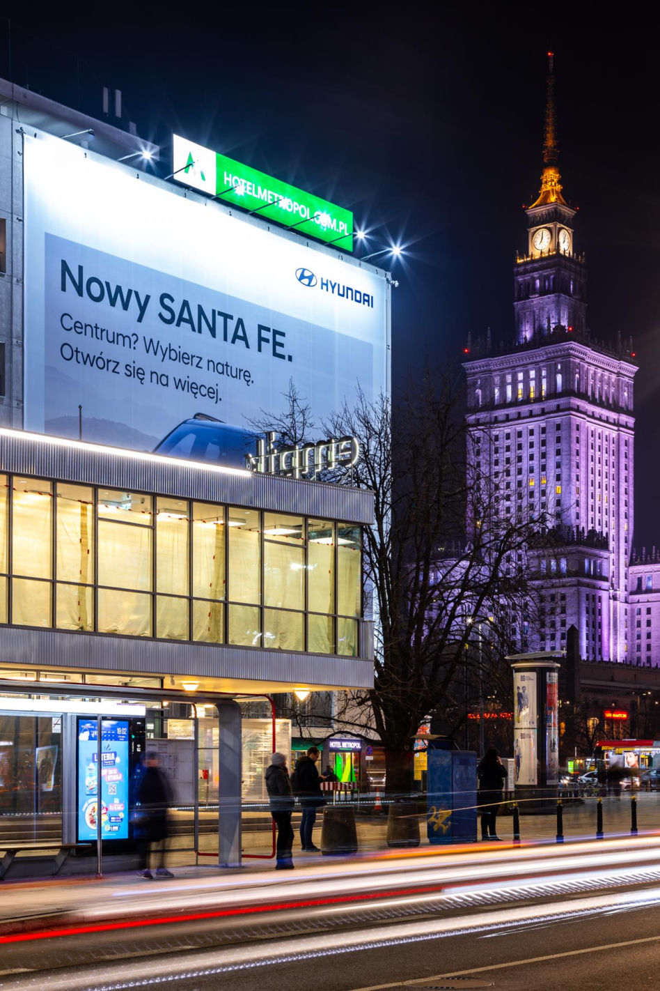Pawilon Cepelia po zmroku - świeci niczym neon