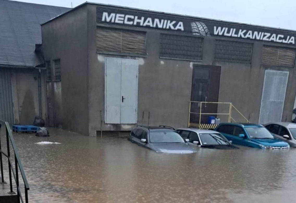 Powódź w Bielsku-Białej. Ulice zamienił się w rzeki. Zalane auta i posesje 