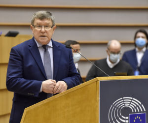 Kumple Suskiego zarabiają krocie jako europosłowie, a on mówi brukselski okupant