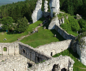 To najpiękniejszy zamek w województwie śląskim. Znajduje się w malowniczej wsi