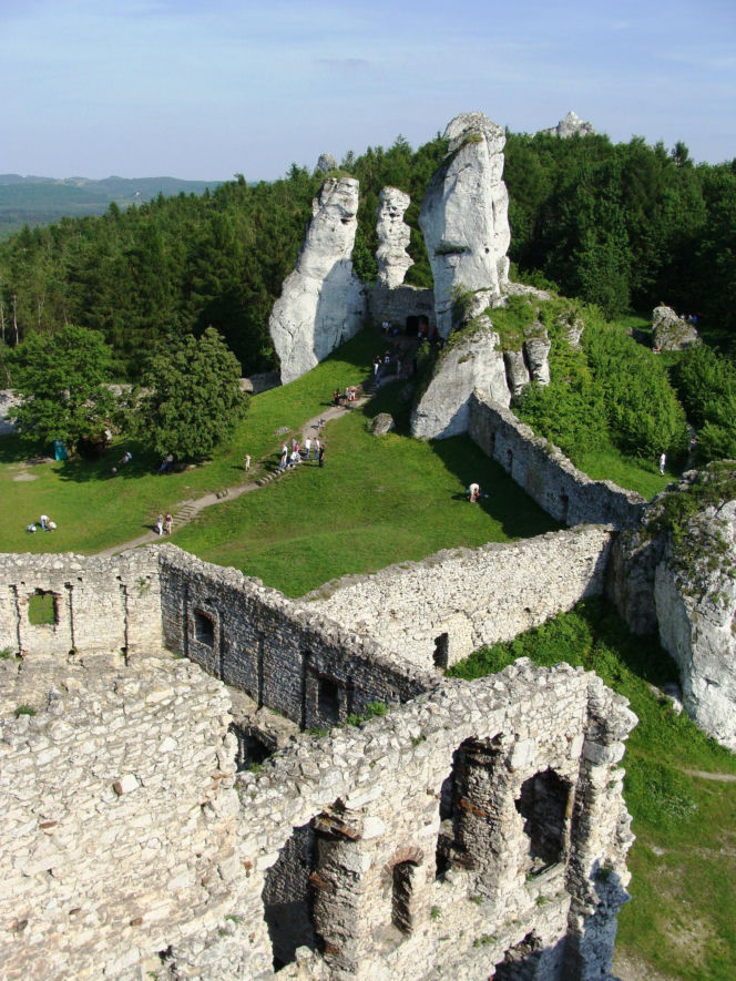 To najpiękniejszy zamek w województwie śląskim. Znajduje się w malowniczej wsi