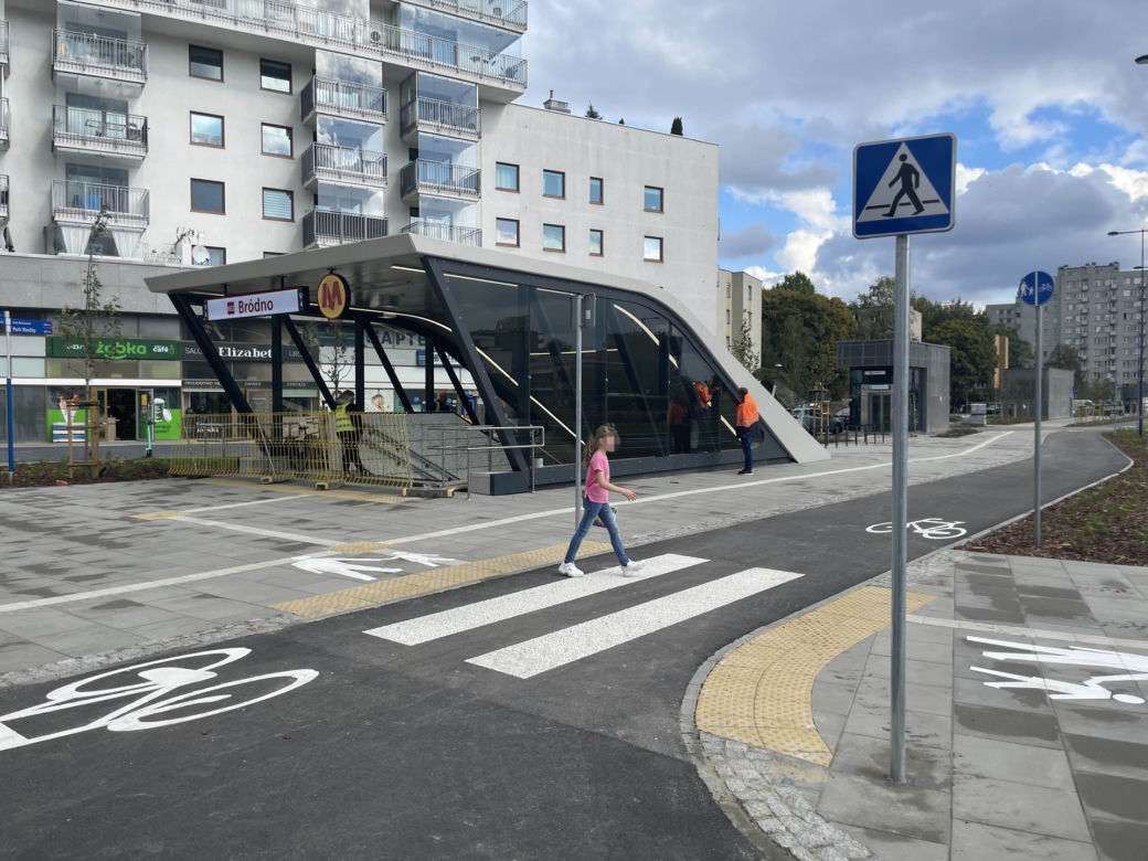 Metro na Bródnie wkrótce otwarte! Wielkie emocje, mieszkańcy tłoczą się przy wejściu