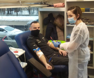 Poważny wypadek strażaka. Na pomoc ruszyli strażnicy więzienni z Tarnowa