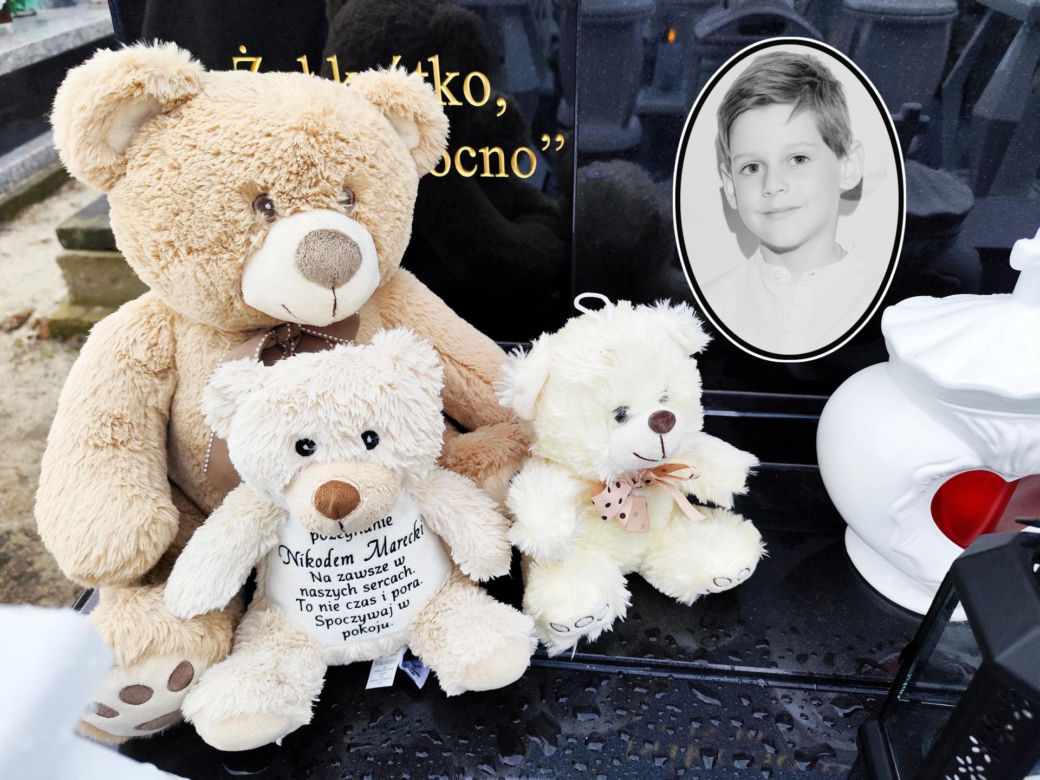 Białe misie strzegą grobu Nikodema Mareckiego. 11-letni aktor zginął w strasznym wypadku