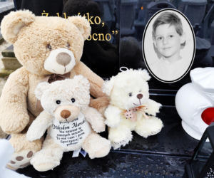Białe misie strzegą grobu Nikodema Mareckiego. 11-letni aktor zginął w strasznym wypadku