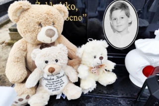 Białe misie strzegą grobu Nikodema Mareckiego. 11-letni aktor zginął w strasznym wypadku