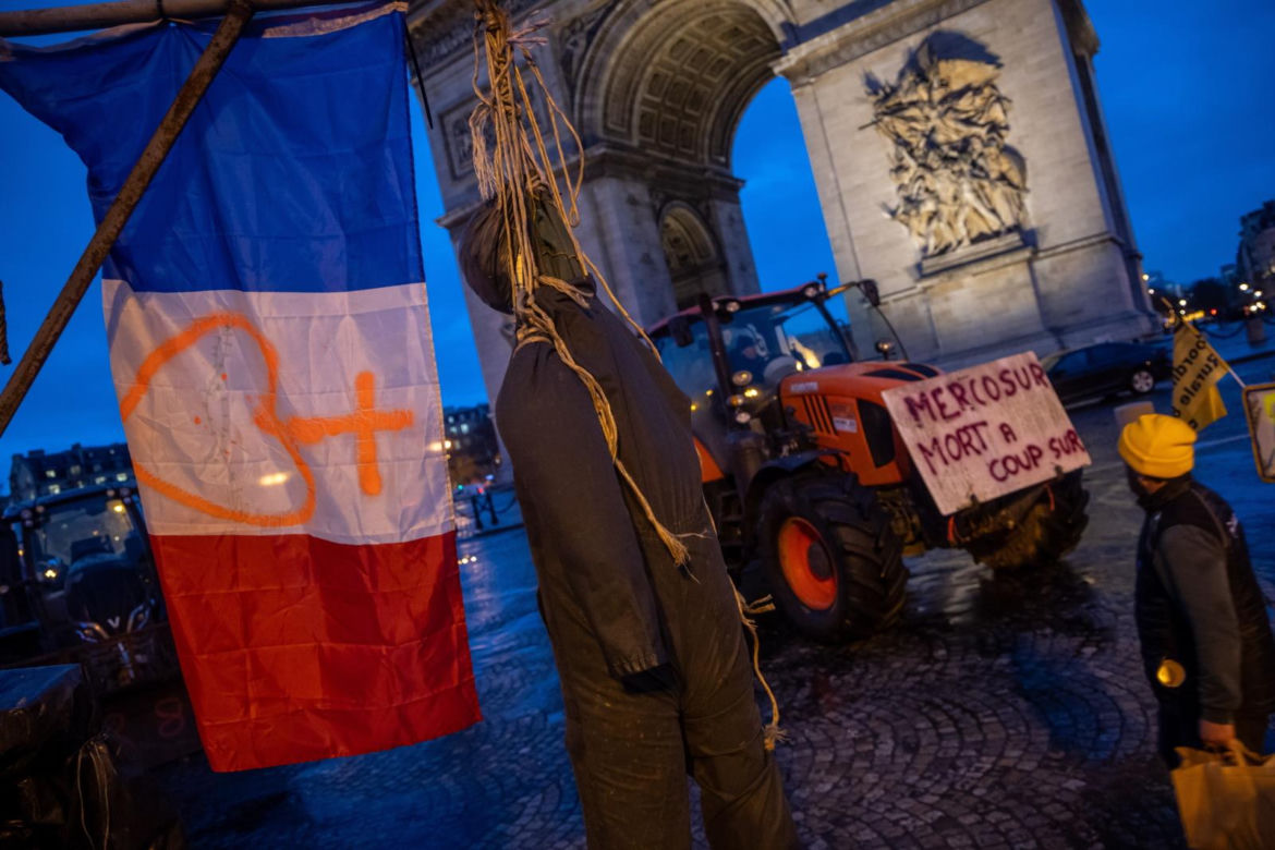 Traktory pod Wieżą Eiffla. Rolnicy blokują Paryż w proteście przeciw umowie UE–Mercosur