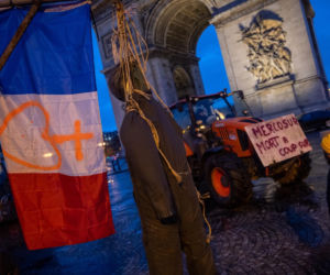 Traktory pod Wieżą Eiffla. Rolnicy blokują Paryż w proteście przeciw umowie UE–Mercosur