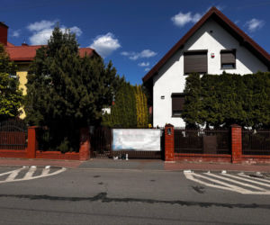 Misie i morze zniczy pod zamkniętym klubem. Ząbki nie mogą otrząsnąć się po śmierci 2-latka