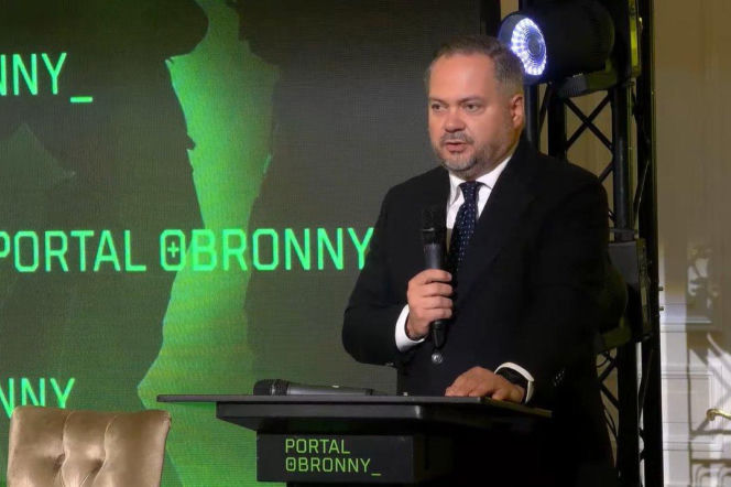 Konrad Gołota przemawia na konferencji. O przyszłości Sił Powietrznych RP przeczytasz na SE Portal Obronny.