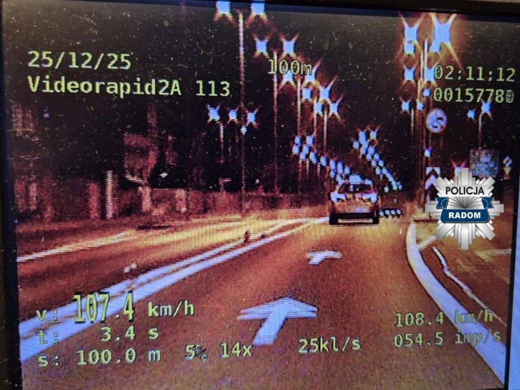 „Mikołaj” z Radomia zamienił seata w choinkę. Policjanci zdębieli