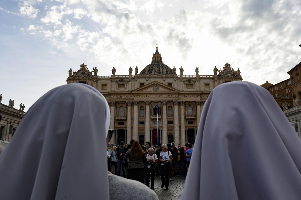 Wierni na Placu św. Piotra modlili się w intencji papieża Franciszka