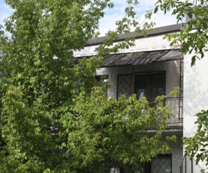 Smutny widok domu Kaczyńskiego. Willa na Żoliborzu się sypie