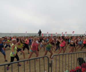 Niedzielny maraton zumby na plaży w Brzeźnie