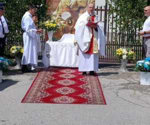 Proboszcz apeluje do wiernych, by w upały zostali w domach. „To nie jest grzech”