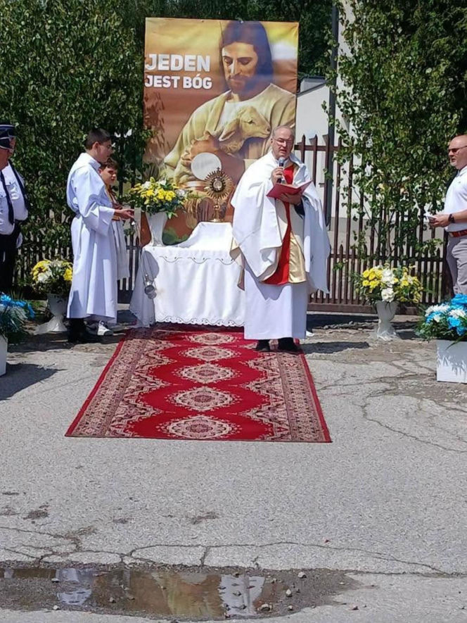 Proboszcz apeluje do wiernych, by w upały zostali w domach. „To nie jest grzech”