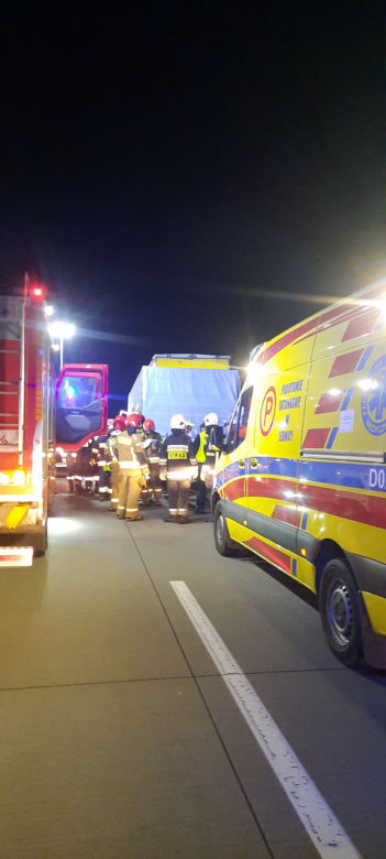 Bus wbił się w ciężarówkę na autostradzie 