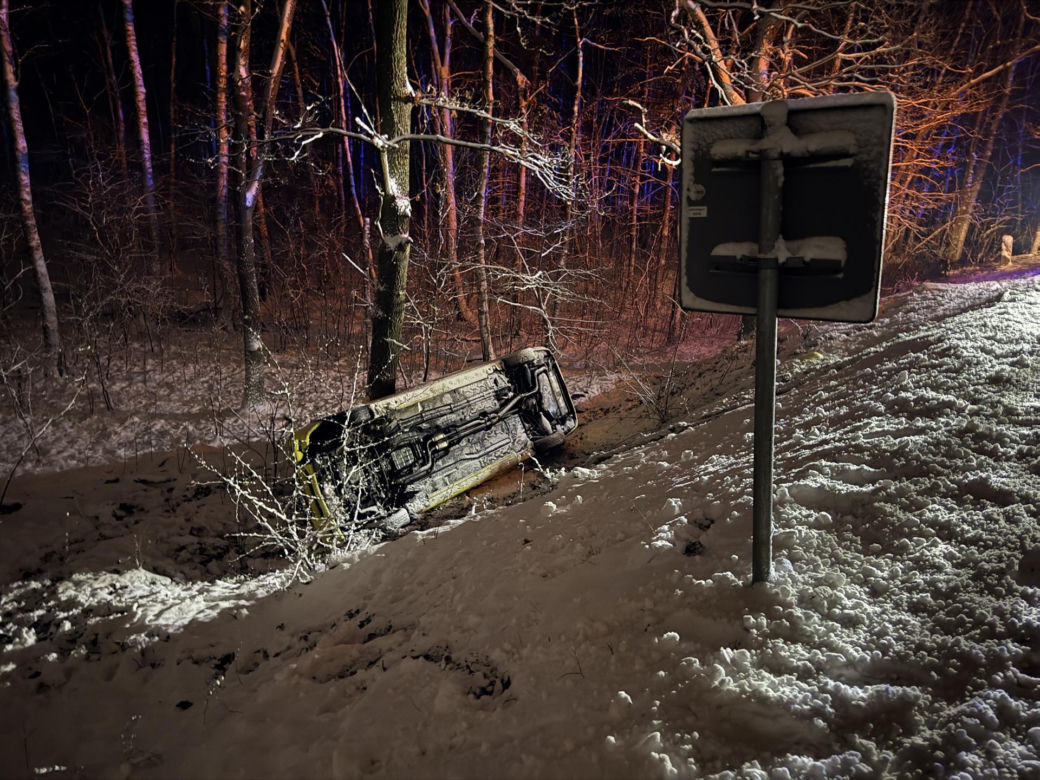 Dramat na DW632 pod Legionowem. Karetka spadła ze skarpy i uderzyła w drzewo