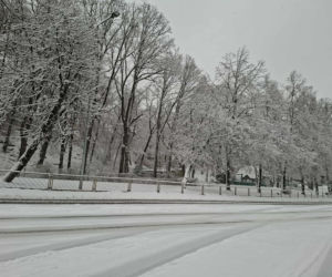 Atak zimy w Świętokrzyskiem. Śnieg i trudne warunki drogowe 23 Listopada 2025