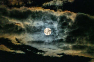 Już za moment Śnieżny Księżyc. Kiedy go oglądać i jakie ma znaczenie?