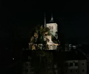 Wieża bramna nocą