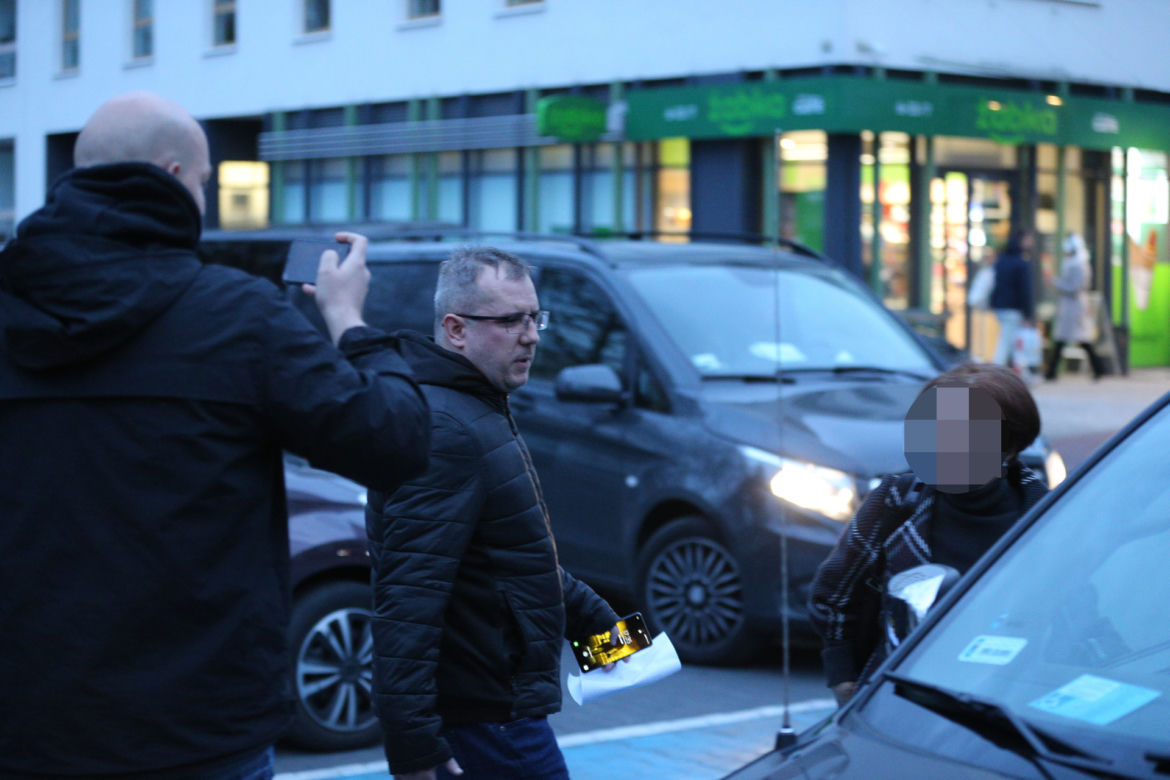 Przemysław Czarnecki opuszcza izbę wytrzeźwień