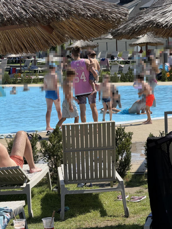 Baron z synkiem na basenie