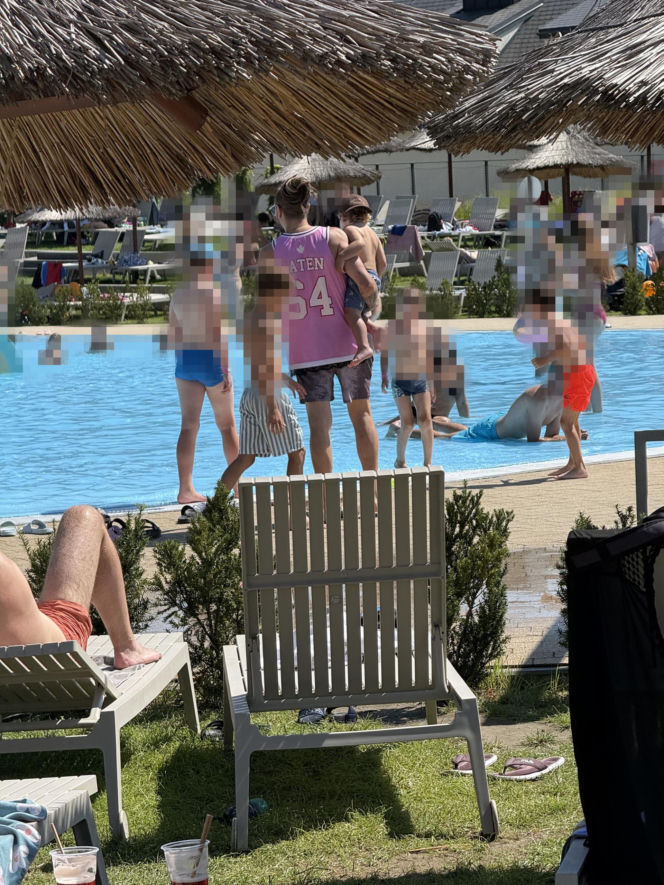 Baron z synkiem na basenie