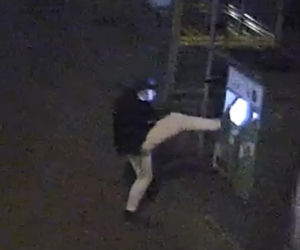 Wandal-karateka zniszczył biletomat! Policja publikuje wizerunek sprawcy