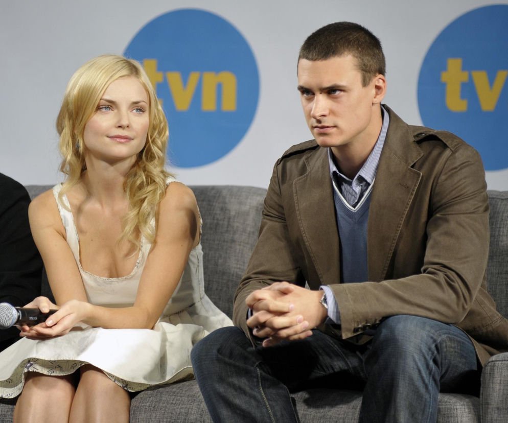 Izabella Miko i Mateusz Damięcki na kanapie. O przemianie gwiazd filmu Kochaj i tańcz przeczytasz na Eska.