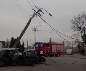 Grajewo. Audi złamało słup energetyczny. W samochodzie było dwóch mężczyzn