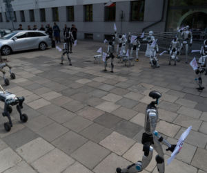 Niewiarygodne sceny. Roboty krzyczą w Warszawie, a minister alarmuje: mamy się czego obawiać!
