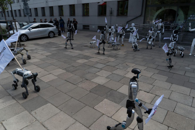 Niewiarygodne sceny. Roboty "krzyczą" w Warszawie, a minister alarmuje: "mamy się czego obawiać!"
