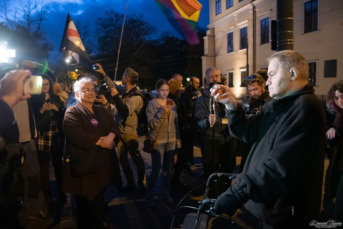 Tańczący protest pod krakowską kurią
