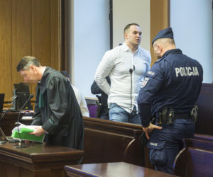 Co widać na nagraniu ataku nożem na Nowym Świecie? Sąd odtworzył szokujący materiał