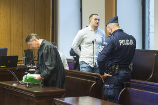 Co widać na nagraniu ataku nożem na Nowym Świecie? Sąd odtworzył szokujący materiał