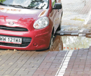 Micra utknęła w dziurze
