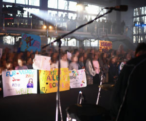 Roxie Węgiel z gołym brzuchem śpiewa dla najmłodszych