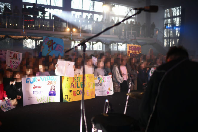 Roxie Węgiel z gołym brzuchem śpiewa dla najmłodszych