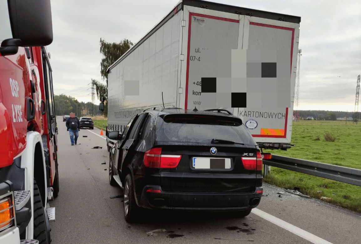 Łyse. Wystarczyła chwila nieuwagi. Zmasakrowane bmw, w środku 18-latek! [ZDJĘCIA]