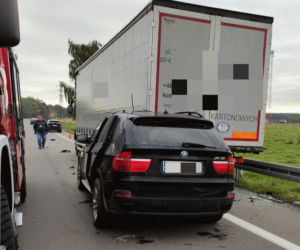 Łyse. Wystarczyła chwila nieuwagi. Zmasakrowane bmw, w środku 18-latek! [ZDJĘCIA]