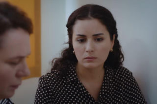 Dziedzictwo, odcinek 894: Zbiegła ze szpitala Derya atakuje Leylę, by zająć jej miejsce przy Fericie